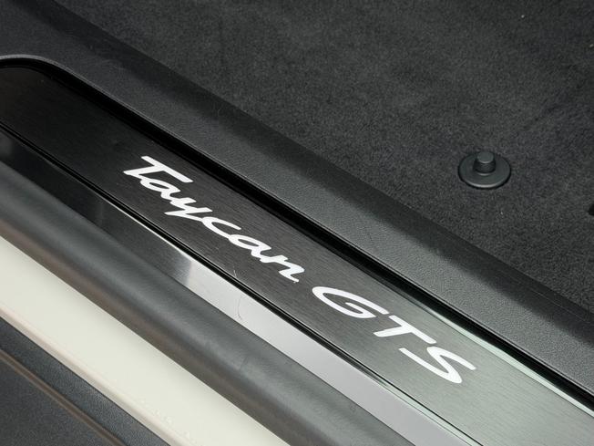PORSCHE Taycan Photo 18