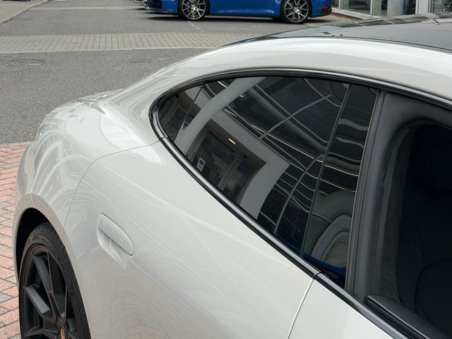 PORSCHE Taycan Photo 19