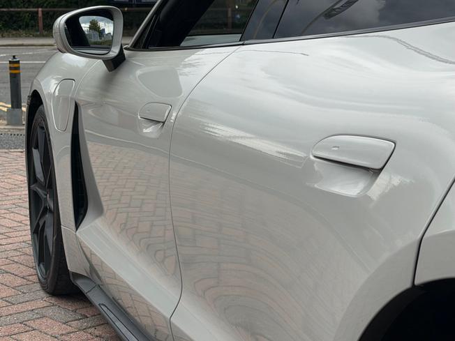 PORSCHE Taycan Photo 22