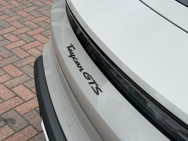 PORSCHE Taycan Photo 25