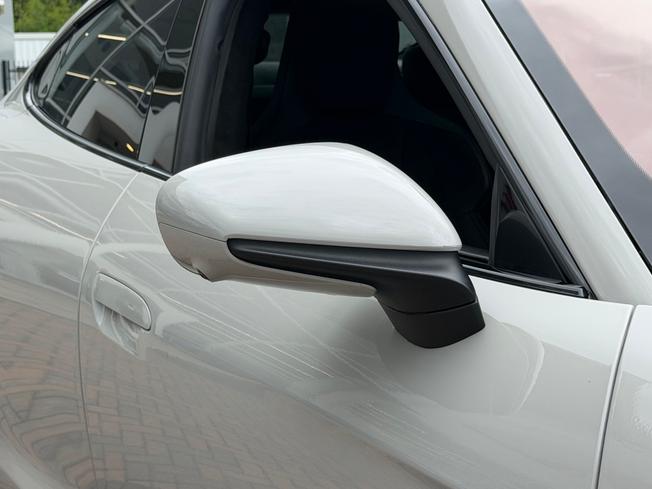PORSCHE Taycan Photo 28
