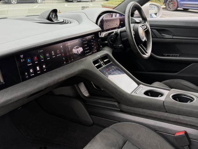 PORSCHE Taycan Photo 3