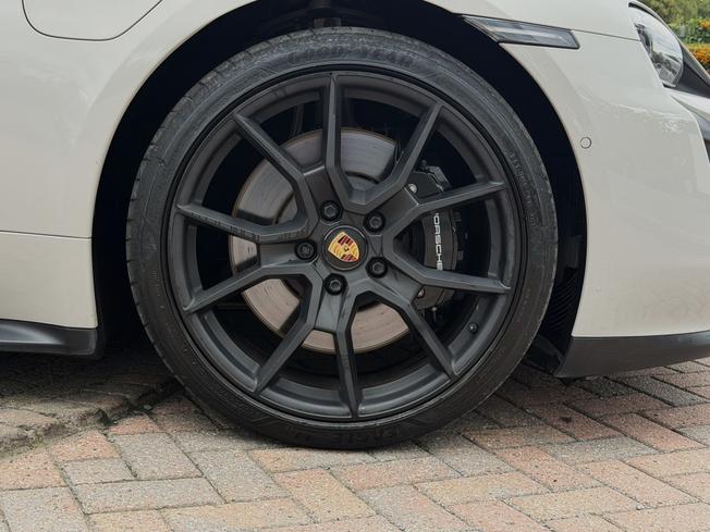 PORSCHE Taycan Photo 4