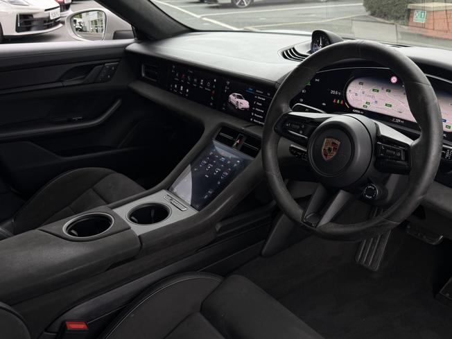 PORSCHE Taycan Photo 8