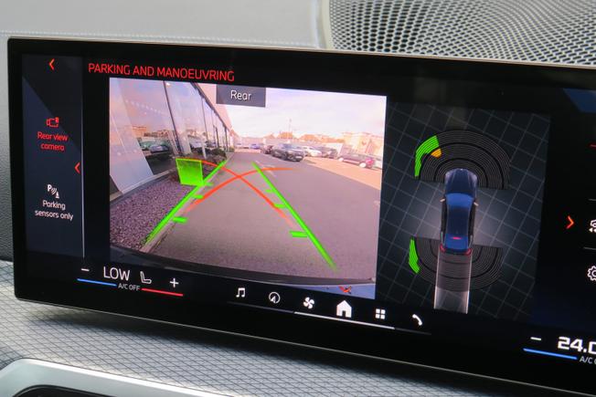 BMW I4 Photo 18