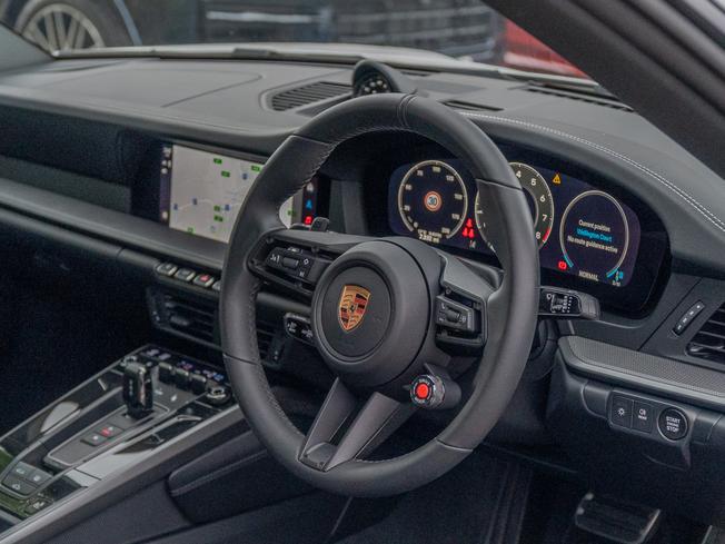 PORSCHE 911 Photo 8