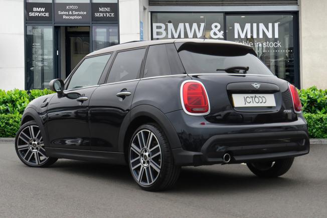 MINI Hatch Photo 2