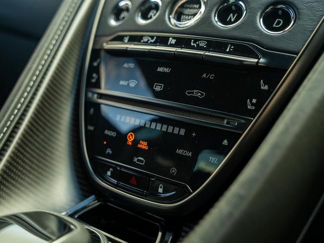 ASTON MARTIN DBS Photo 10
