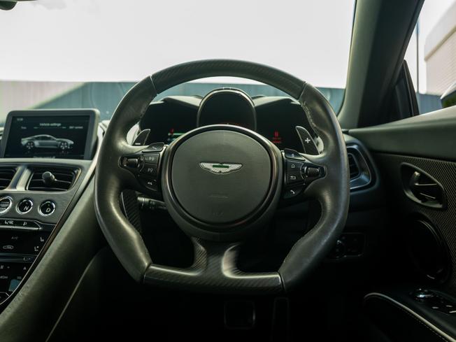 ASTON MARTIN DBS Photo 11