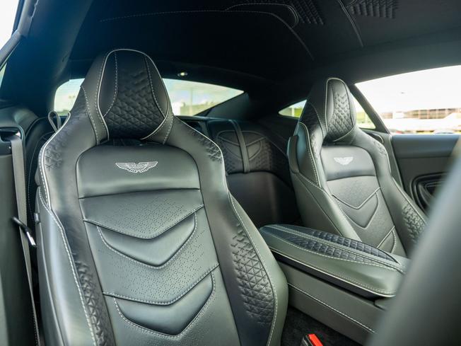 ASTON MARTIN DBS Photo 12