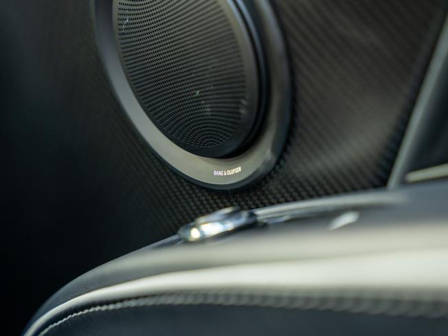 ASTON MARTIN DBS Photo 14