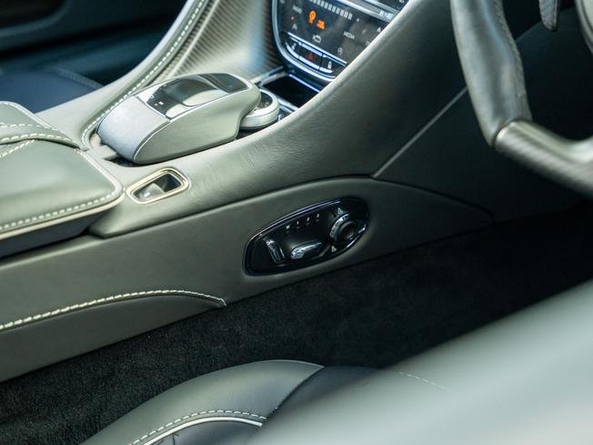 ASTON MARTIN DBS Photo 16