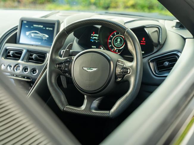 ASTON MARTIN DBS Photo 17