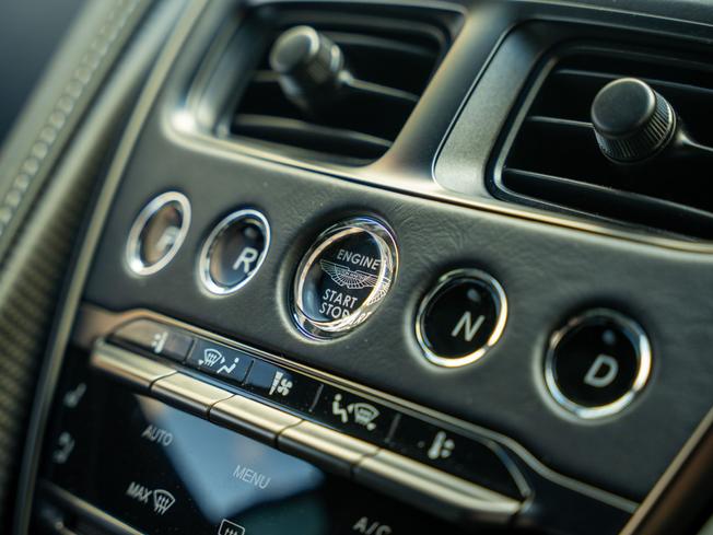 ASTON MARTIN DBS Photo 20