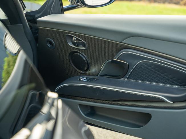 ASTON MARTIN DBS Photo 22