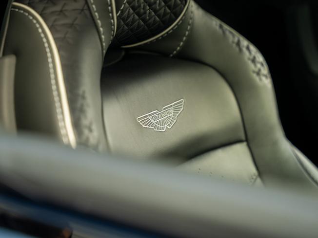 ASTON MARTIN DBS Photo 23