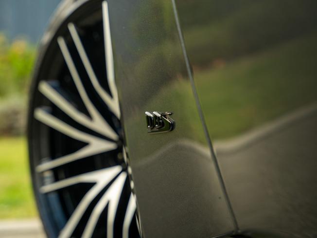 ASTON MARTIN DBS Photo 29