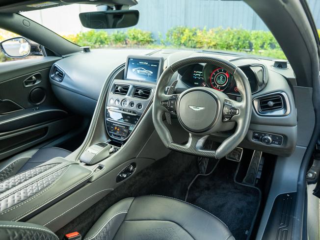 ASTON MARTIN DBS Photo 3