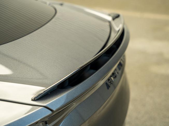 ASTON MARTIN DBS Photo 30