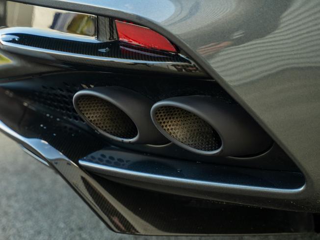 ASTON MARTIN DBS Photo 32