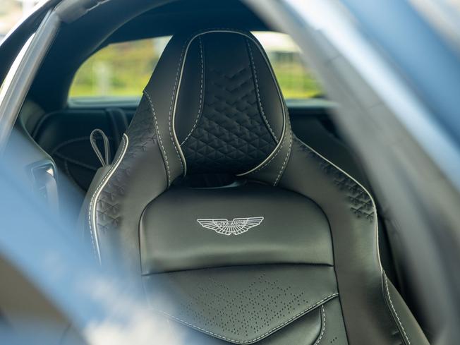 ASTON MARTIN DBS Photo 5