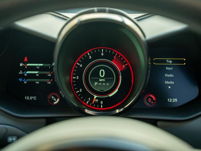 ASTON MARTIN DBS Photo 6