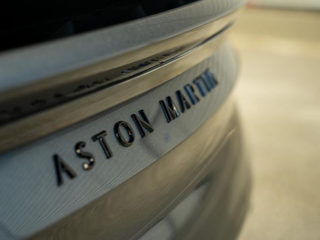 ASTON MARTIN DBS Photo 8