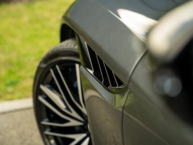 ASTON MARTIN DBS Photo 9