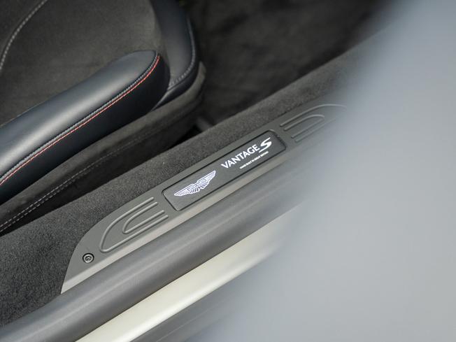 ASTON MARTIN Vantage Photo 12