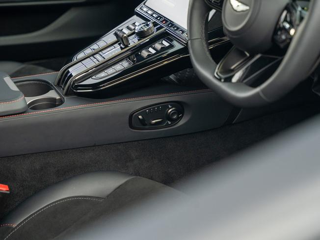ASTON MARTIN Vantage Photo 16