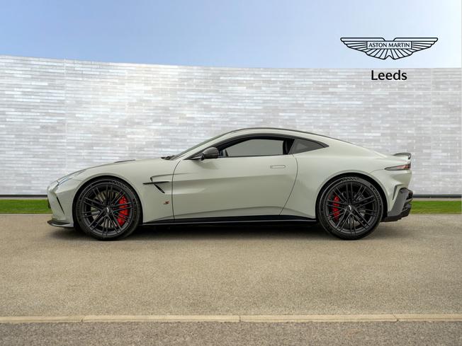 ASTON MARTIN Vantage Photo 21