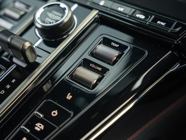 ASTON MARTIN Vantage Photo 23