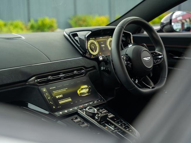 ASTON MARTIN Vantage Photo 25