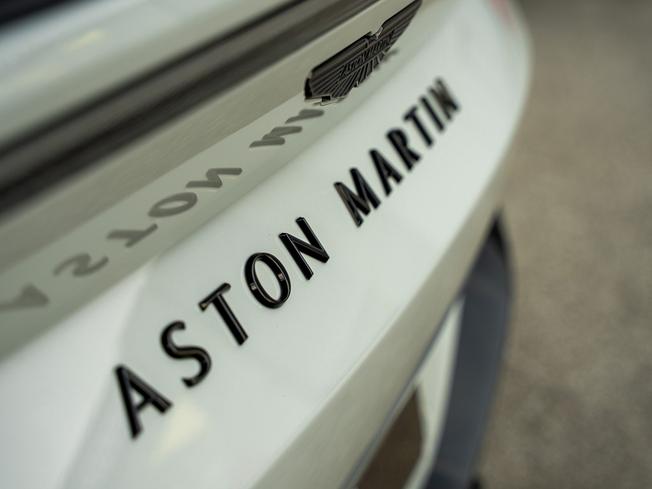 ASTON MARTIN Vantage Photo 26