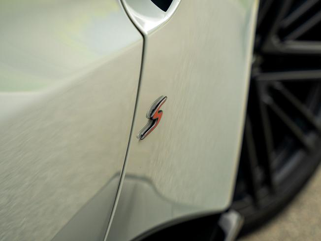 ASTON MARTIN Vantage Photo 27