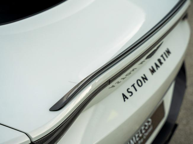 ASTON MARTIN Vantage Photo 29