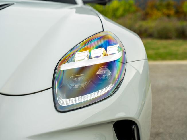 ASTON MARTIN Vantage Photo 36