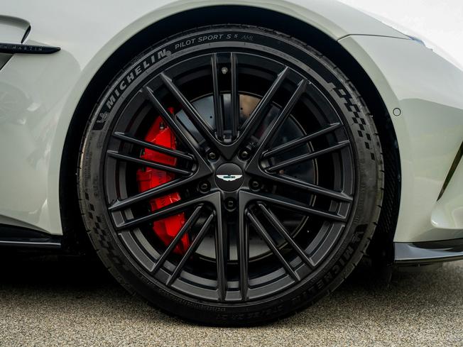 ASTON MARTIN Vantage Photo 4