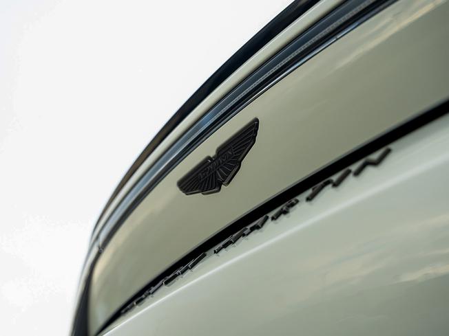 ASTON MARTIN Vantage Photo 8