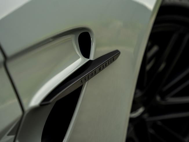ASTON MARTIN Vantage Photo 9