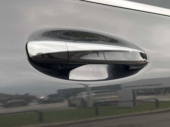 MERCEDES-BENZ EQC Photo 15