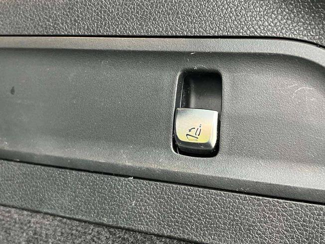 MERCEDES-BENZ EQC Photo 23