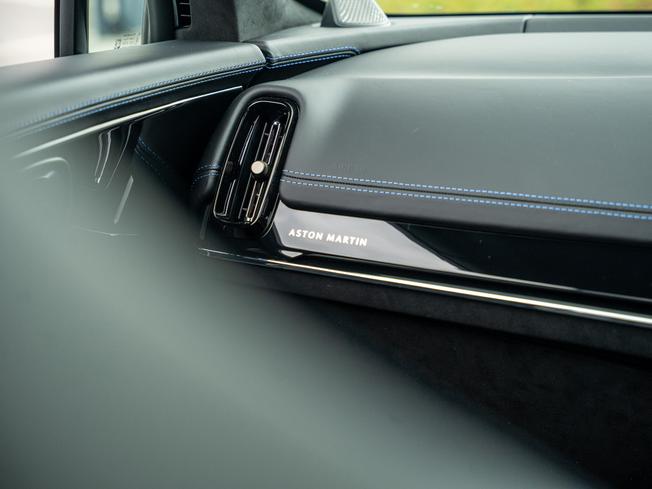 ASTON MARTIN DBX S Photo 29