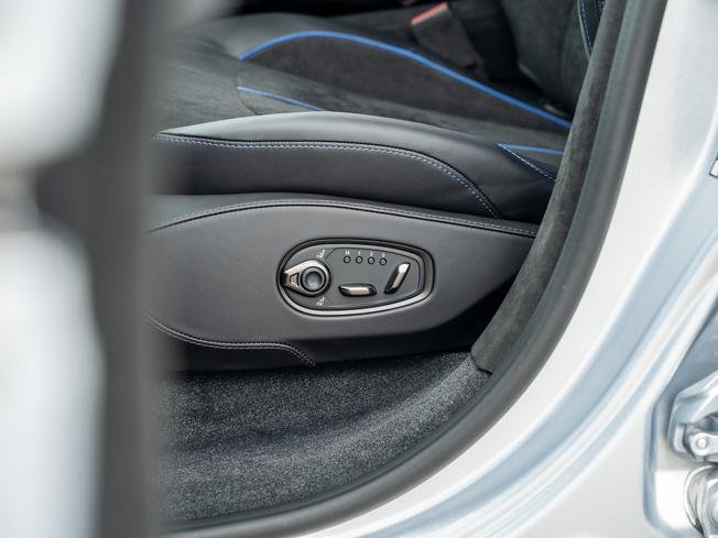 ASTON MARTIN DBX S Photo 37