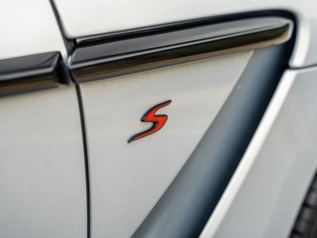 ASTON MARTIN DBX S Photo 40