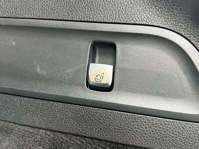 MERCEDES-BENZ EQC Photo 22