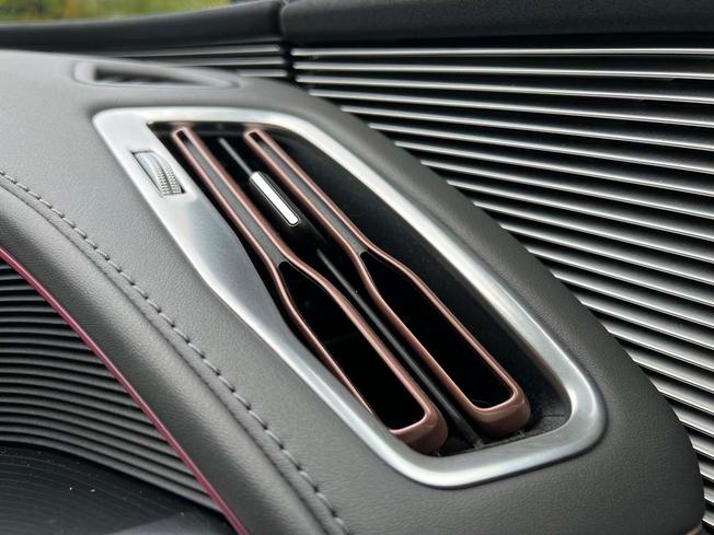 MERCEDES-BENZ EQC Photo 42