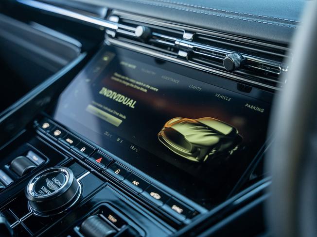 ASTON MARTIN Db12 Photo 29