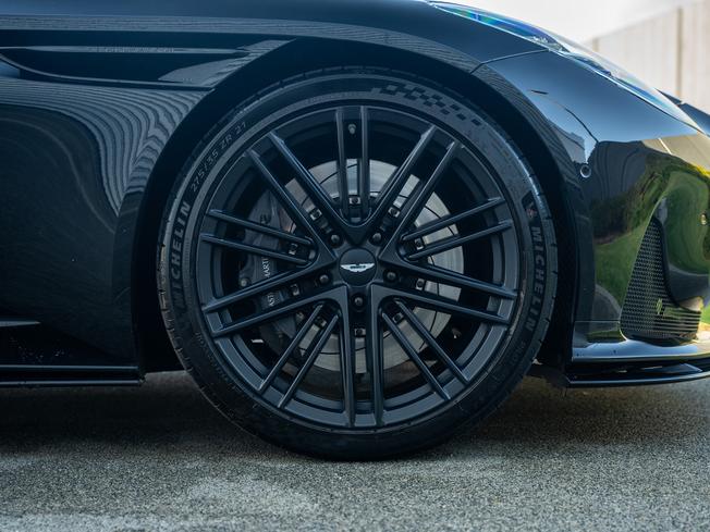 ASTON MARTIN Db12 Photo 4