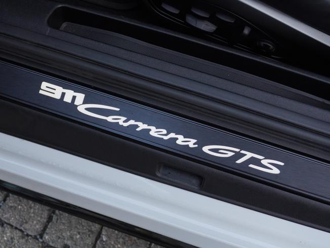 PORSCHE 911 Photo 36